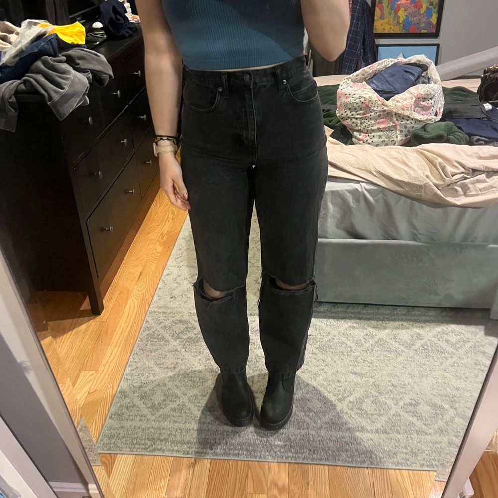 Top shop baggie jeans with rips on knees. Worn 10 times.